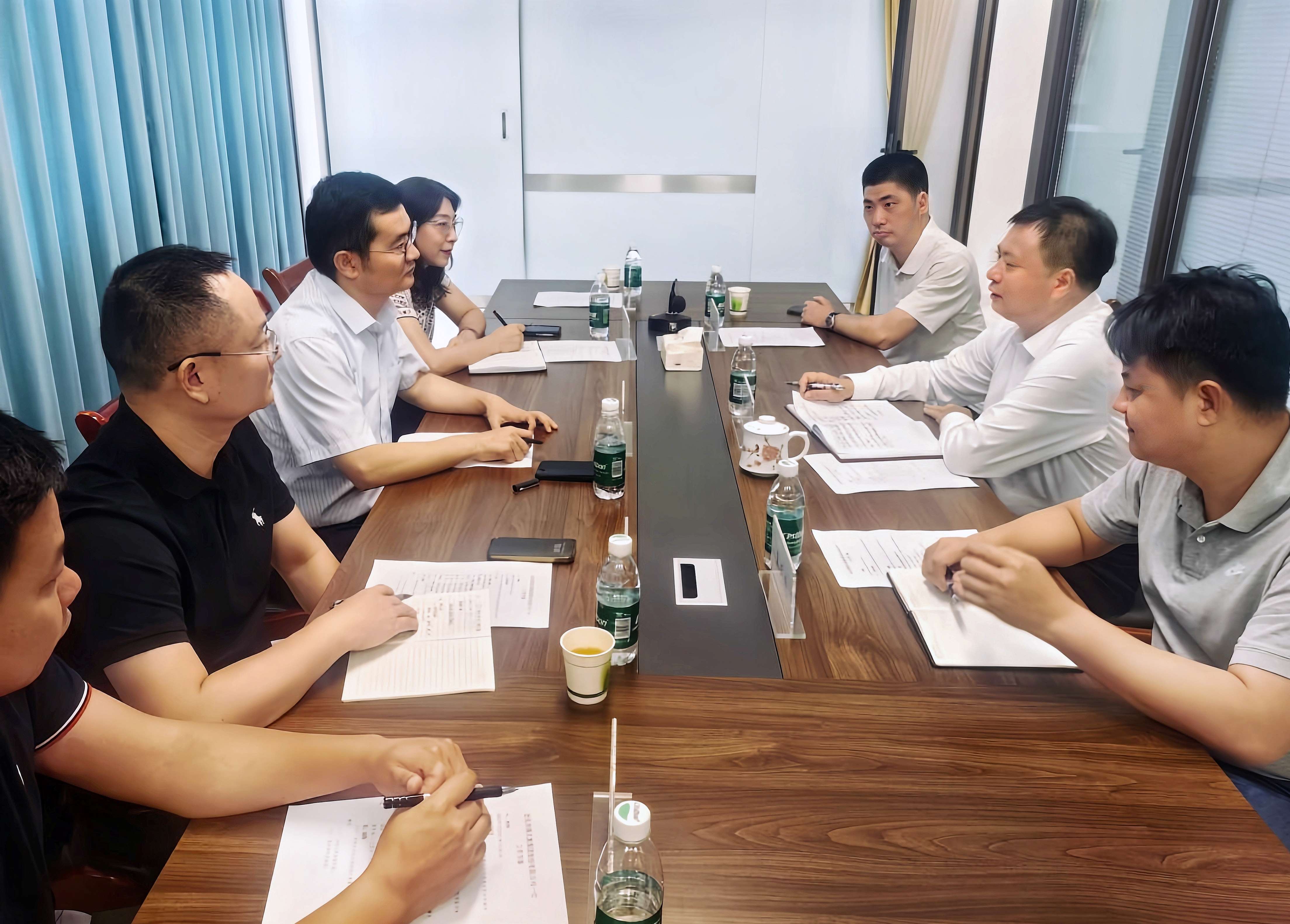 7月20日，朱延东与三亚市副市长张长丰举行会谈.jpg