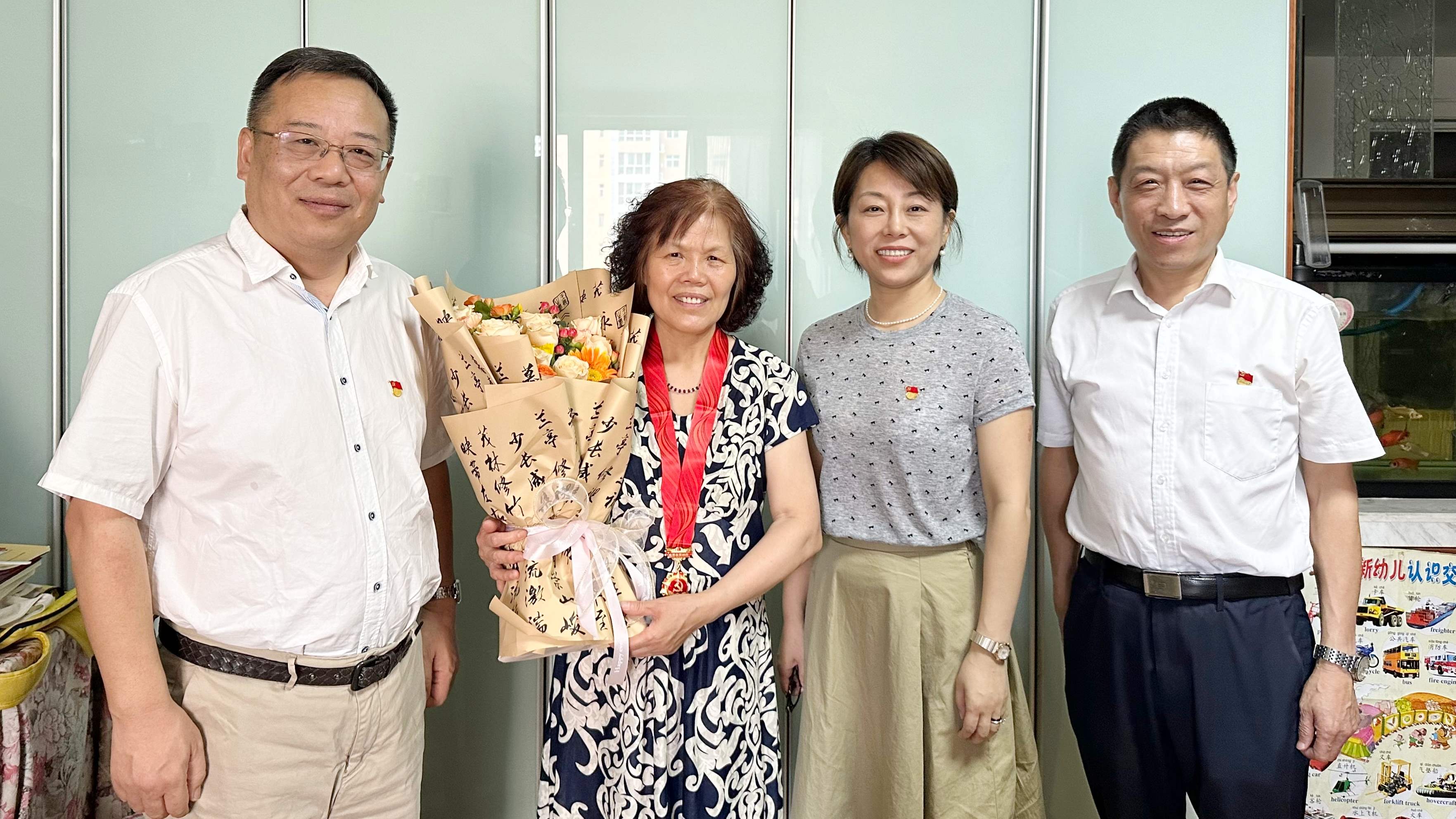 7月，杜璟与单锋安为老党员颁发在党50年纪念章.jpg